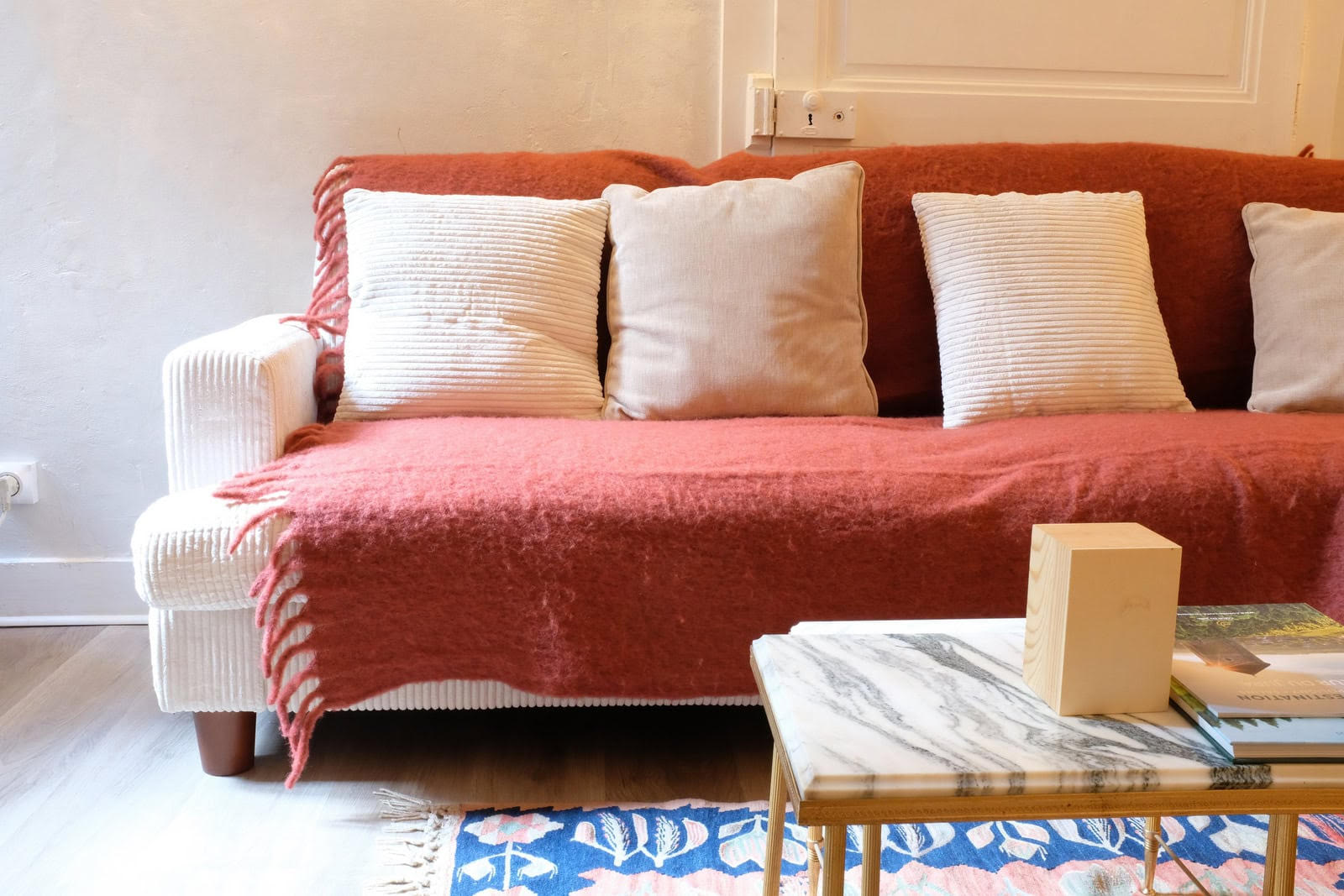 Salon — canapé en velours côtelé avec plaid terracotta