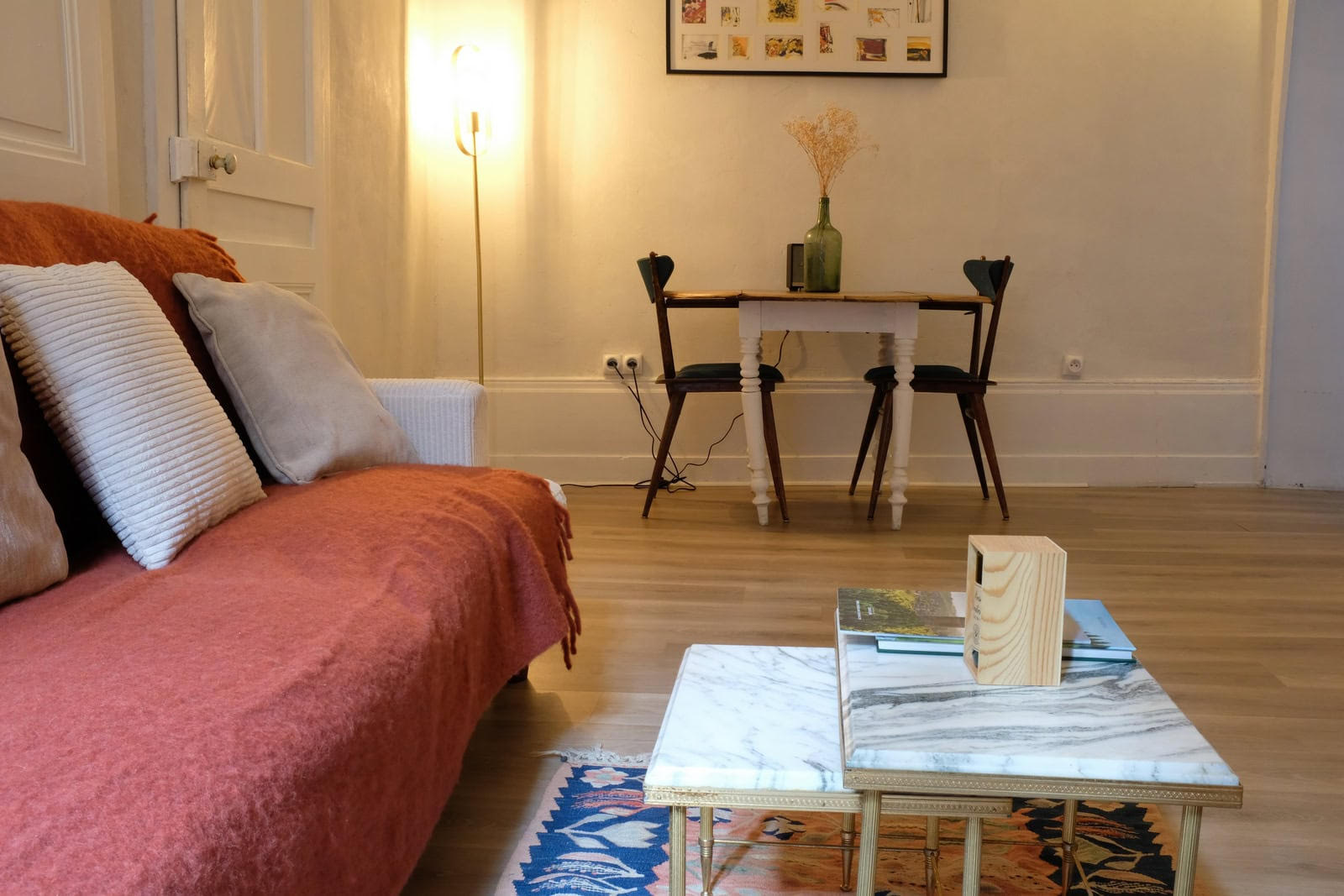 Salon — coin repas avec table et chaises vintage