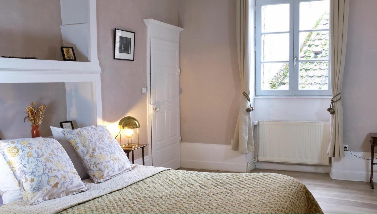 Chambre — vue depuis la porte